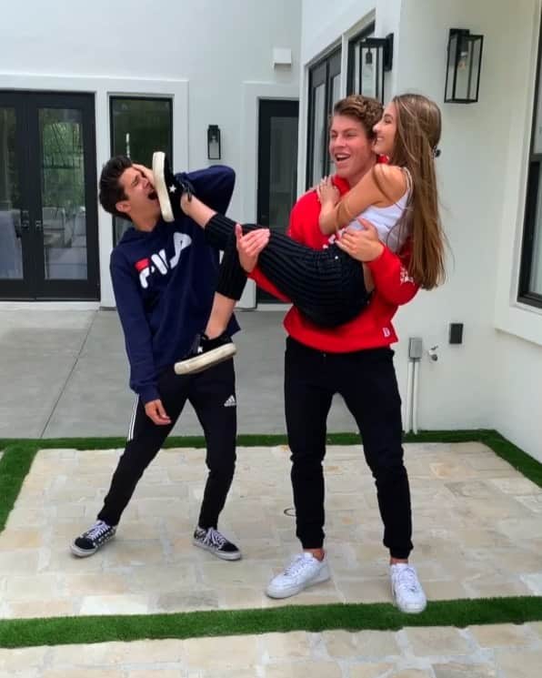 Brent Riveraのインスタグラム：「I didn’t know they were behind me 😳😱 @benazelart @lexibrookerivera TAG A FRIEND😂」