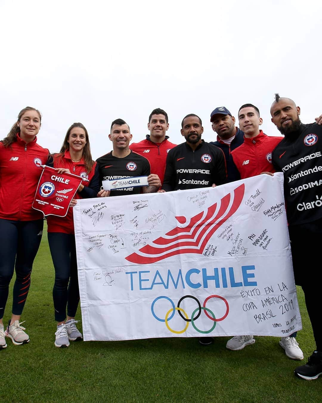 サッカーチリ代表チームさんのインスタグラム写真 - (サッカーチリ代表チームInstagram)「¡Qué bien lo pasamos en la visita del @teamchile_coch a Juan Pinto Durán! ¿Cierto @gary_medel17 y @kingarturo23oficial? 😂😂 . 🙌 Mucho éxito a tod@s en los Juegos Panamericanos de Lima . #UnSoloChile . 📷 Carlos Parra/Comunicaciones ANFP」6月2日 3時00分 - laroja