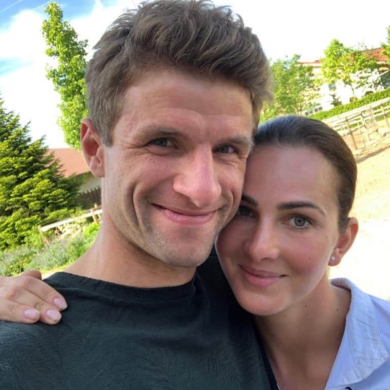 トーマス・ミュラーのインスタグラム：「Proud of you 👍🏼 @lisa.mueller.official 🐴 Fantastic performance at @pferdinternational 👏 #dressage #esmuellert #pferd #tournament」