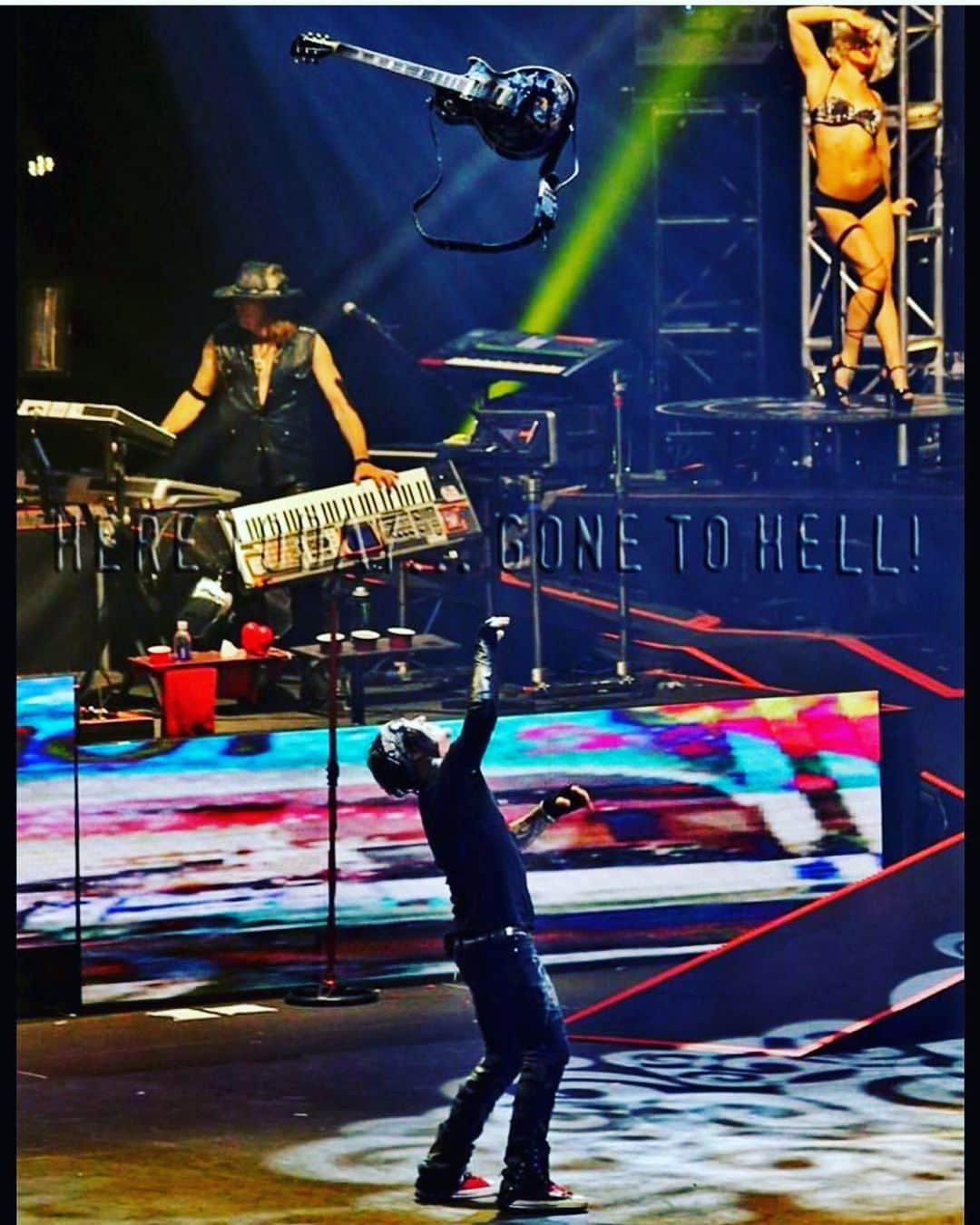 DJアシュバさんのインスタグラム写真 - (DJアシュバInstagram)「In a FK it kinda mood! 😉🦇 Enjoy your weekend everybody!! @gunsnroses」6月2日 3時10分 - ashba