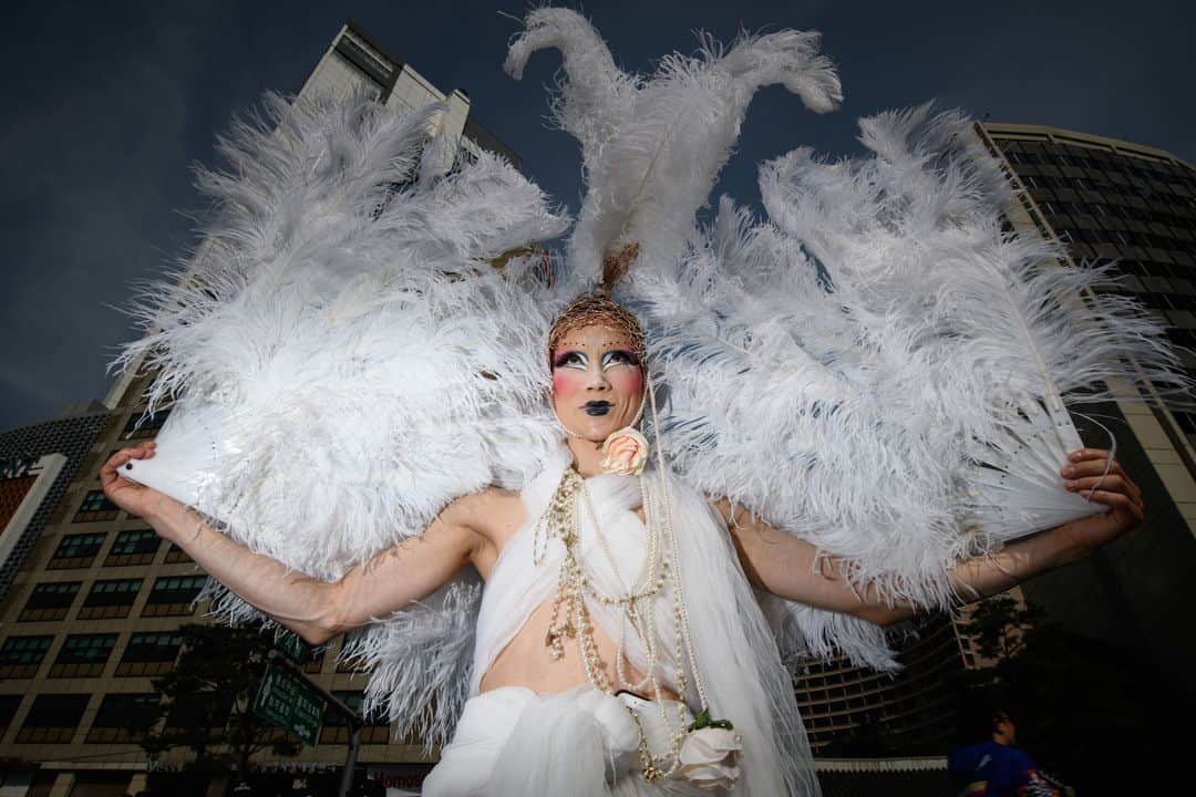 AFP通信さんのインスタグラム写真 - (AFP通信Instagram)「AFP Photo 📷 @edjonesafp - A participant poses prior to a Pride event in support of LGBT rights in Seoul on June 1, 2019. Tens of thousands of gay rights supporters paraded through central Seoul despite South Korea's main conservative opposition party denouncing the Pride event in a country where Christian churches have enduring political influence. #LGBT #Pride」6月2日 3時20分 - afpphoto