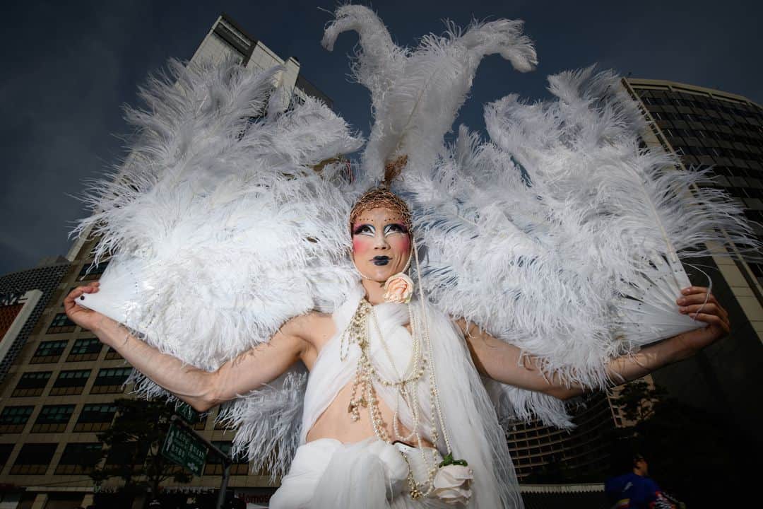 のインスタグラム：「AFP Photo 📷 @edjonesafp - A participant poses prior to a Pride event in support of LGBT rights in Seoul on June 1, 2019. Tens of thousands of gay rights supporters paraded through central Seoul despite South Korea's main conservative opposition party denouncing the Pride event in a country where Christian churches have enduring political influence. #LGBT #Pride」