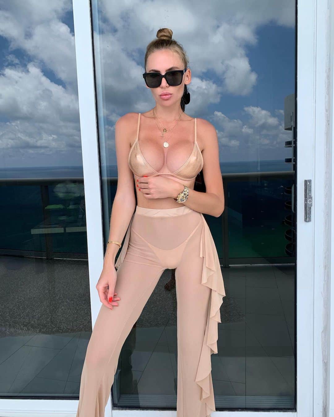 Anastasia Skylineさんのインスタグラム写真 - (Anastasia SkylineInstagram)「Eat. Beach. Sleep. Repeat. 👌🏼🤪 Mesh beach cover up pants by @fashionnova 🌟 #fashionnova #novababe #miamibeach #florida #sunnyisles #sunnyislesbeach #miamivibes」6月2日 3時25分 - anastasia_skyline
