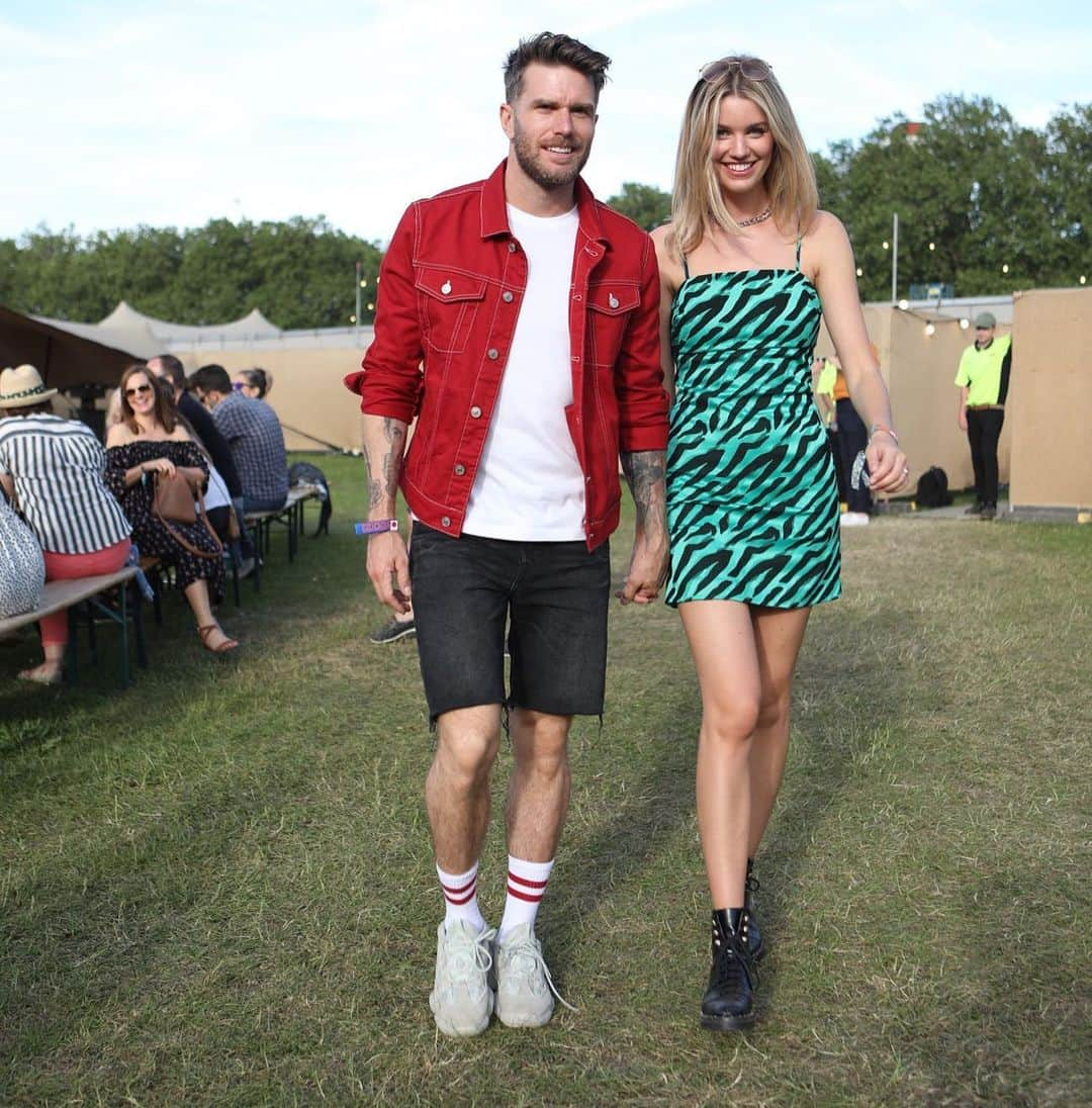 River Islandさんのインスタグラム写真 - (River IslandInstagram)「All points... 👆👆👆 @joeldommett and @hannah_cooper_ spotted in RI at @allpointseastuk . #imwearingri #allpointseast #flackisback #allpointseastfestival」6月2日 3時27分 - riverisland