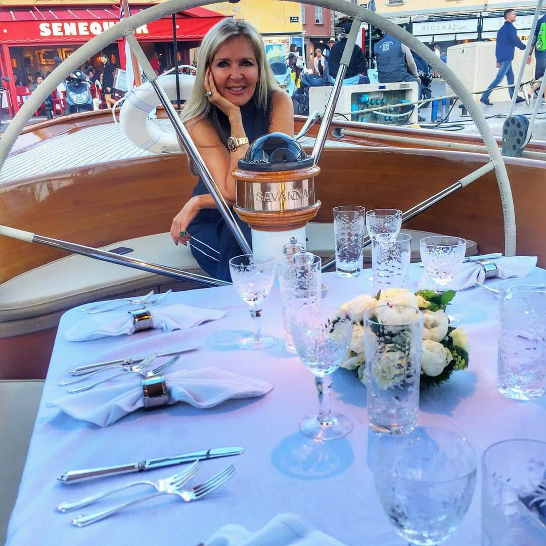 アマンダ ウェイクリーさんのインスタグラム写真 - (アマンダ ウェイクリーInstagram)「Favourite table in #sttropez #sysavannah best time of year here...beautiful light...#friends, #laughter #LePin @hmclm 😘😘」6月2日 3時30分 - amandawakeley