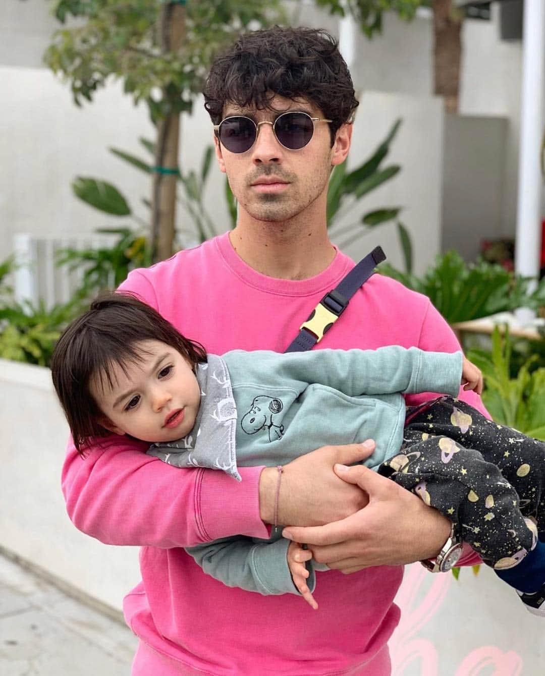 ジョー・ジョナスさんのインスタグラム写真 - (ジョー・ジョナスInstagram)「How to hold baby Alex take one.」6月2日 3時35分 - joejonas