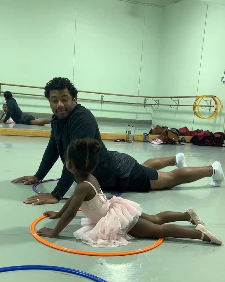 ラッセル・ウィルソンのインスタグラム：「Special Bond. Mornin’ Ballet with my baby girl. ❤️ #ShesGotTheMovesLikeCiara #SorryJagger @Ciara 😍💃🏽🕺🏾」