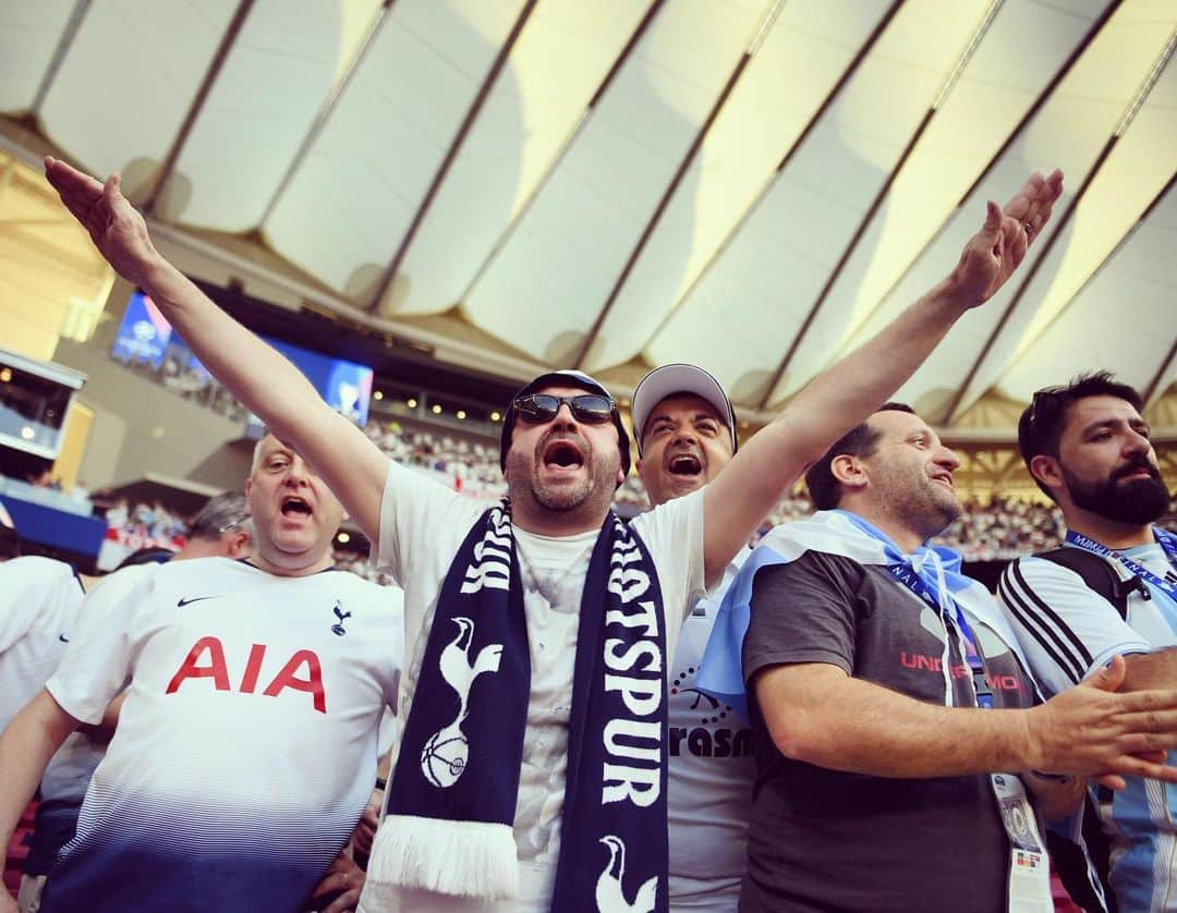 トッテナム・ホットスパーFCさんのインスタグラム写真 - (トッテナム・ホットスパーFCInstagram)「Spurs fans in fine voice in Madrid! 💪 #COYS」6月2日 3時46分 - spursofficial