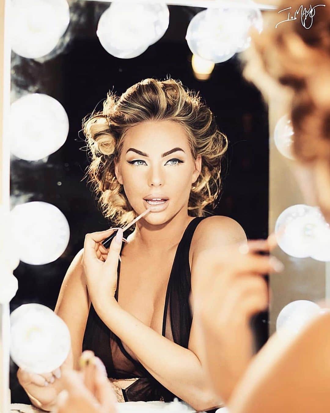 ロリン・ヨークのインスタグラム：「Who looks outside, dreams; who looks inside, awakes.」