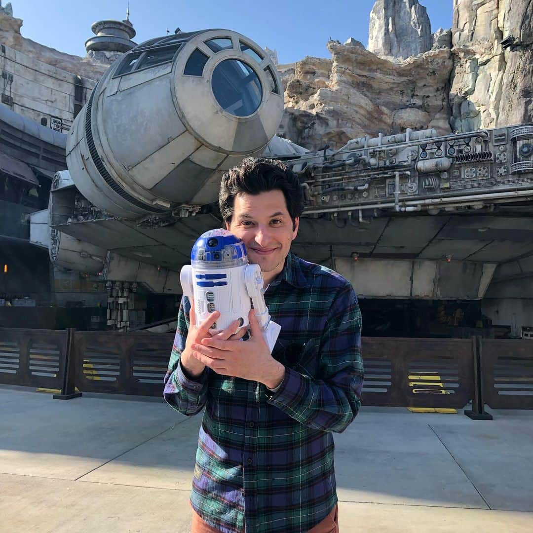 ベン・シュワルツさんのインスタグラム写真 - (ベン・シュワルツInstagram)「The great @bibbymoynihan and I got to visit @starwars : #GalaxysEdge at @disneyland A DAY BEFORE IT OPENED which is insane as I am an ENORMOUS Disneyland fan and I love Star Wars, so my heart has not stopped smiling.  The fact that there is a new land in Disneyland makes my bones shake with excitement because I get to have a whole new batch of first experiences. We BUILT OUR OWN DROIDS that move and talk. We tasted every type of food because we are lunatics. Blue milk, green milk, tacos, a series of Star Wars named things which we ate with future sporks. We got to the cantina after last call, so that will be included in our next adventure.  We built our own light sabers then went into every shop including Dok-Ondar's Den of Antiquities. We were lucky enough to get into a lengthy conversation with the man himself.  The Smuggler's Run ride is unbelievable. You operate the freakin' Millennium Falcon with 5 friends. 2 pilots, 2 gunners, 2 engineers. It's just magic. We had a perfect crew made of all stars including DISNEYLAND LEGEND TONY BAXTER.  The whole day was perfect & shared w/ the best @bibbymoynihan @jetsterl @wonder_woman_mary @shipleyland TONY BAXTER & more.  I realize how lucky we were to do this & don't take it for granted. Thank you @Disney. So much. #GalaxysEdge is open RIGHT NOW & starting 6/24, no reservations are required.」6月2日 3時47分 - rejectedjokes