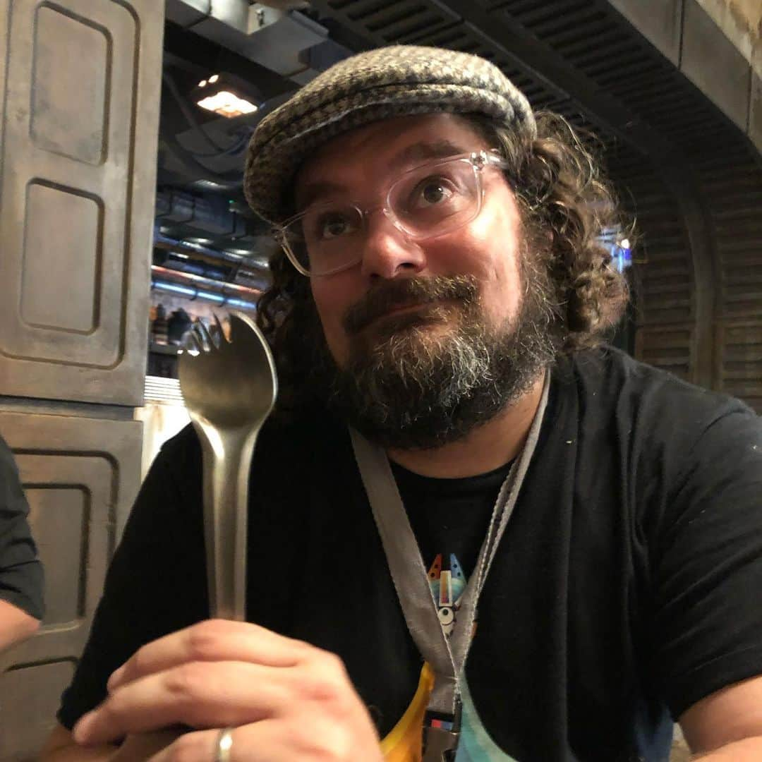 ベン・シュワルツさんのインスタグラム写真 - (ベン・シュワルツInstagram)「The great @bibbymoynihan and I got to visit @starwars : #GalaxysEdge at @disneyland A DAY BEFORE IT OPENED which is insane as I am an ENORMOUS Disneyland fan and I love Star Wars, so my heart has not stopped smiling.  The fact that there is a new land in Disneyland makes my bones shake with excitement because I get to have a whole new batch of first experiences. We BUILT OUR OWN DROIDS that move and talk. We tasted every type of food because we are lunatics. Blue milk, green milk, tacos, a series of Star Wars named things which we ate with future sporks. We got to the cantina after last call, so that will be included in our next adventure.  We built our own light sabers then went into every shop including Dok-Ondar's Den of Antiquities. We were lucky enough to get into a lengthy conversation with the man himself.  The Smuggler's Run ride is unbelievable. You operate the freakin' Millennium Falcon with 5 friends. 2 pilots, 2 gunners, 2 engineers. It's just magic. We had a perfect crew made of all stars including DISNEYLAND LEGEND TONY BAXTER.  The whole day was perfect & shared w/ the best @bibbymoynihan @jetsterl @wonder_woman_mary @shipleyland TONY BAXTER & more.  I realize how lucky we were to do this & don't take it for granted. Thank you @Disney. So much. #GalaxysEdge is open RIGHT NOW & starting 6/24, no reservations are required.」6月2日 3時47分 - rejectedjokes