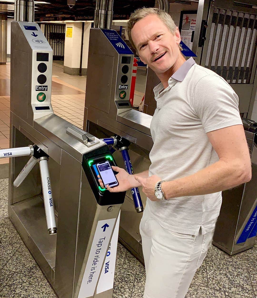 ニール・パトリック・ハリスさんのインスタグラム写真 - (ニール・パトリック・ハリスInstagram)「🤩😘 #neilpatrickharris #nph #tagsforlikes #actor #lovehim #handsome #repost #twitter #awesome #legendary @nph 💙💙」6月2日 3時50分 - instagranph