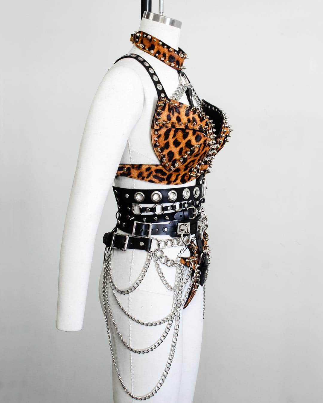 ZANA BAYNEさんのインスタグラム写真 - (ZANA BAYNEInstagram)「Custom #ZanaBayne studded, spiked, leopard & chained leather look for @brookecandy 🌹」6月2日 3時56分 - zanabayne
