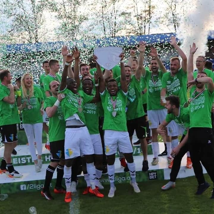 SVホルンさんのインスタグラム写真 - (SVホルンInstagram)「Gratulation an die @wsg_wattens_fussball zum Meistertitel und Aufstieg! #wirhabenallesgegeben #challengeliga2 #gratulationzumtitel #gratulationzumaufstieg #liga2 #bepartofit」6月2日 3時57分 - svhorn1922