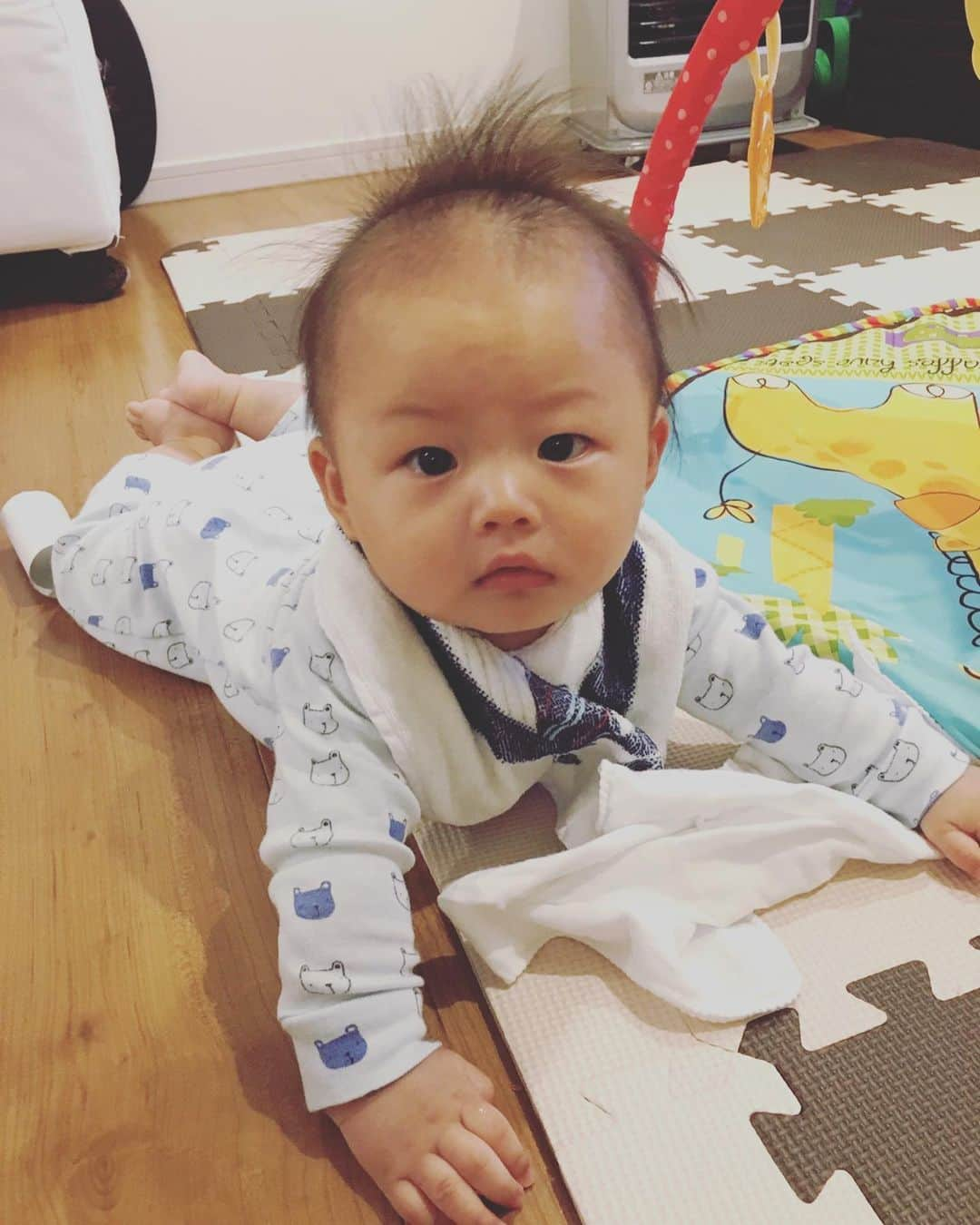 村主章枝さんのインスタグラム写真 - (村主章枝Instagram)「My nephew is growing fast😉 He learned stick his tongue out😝 Hair is always up😂😂😂 #nephew  #babyshot  #growingup」6月2日 3時59分 - fumie.suguri