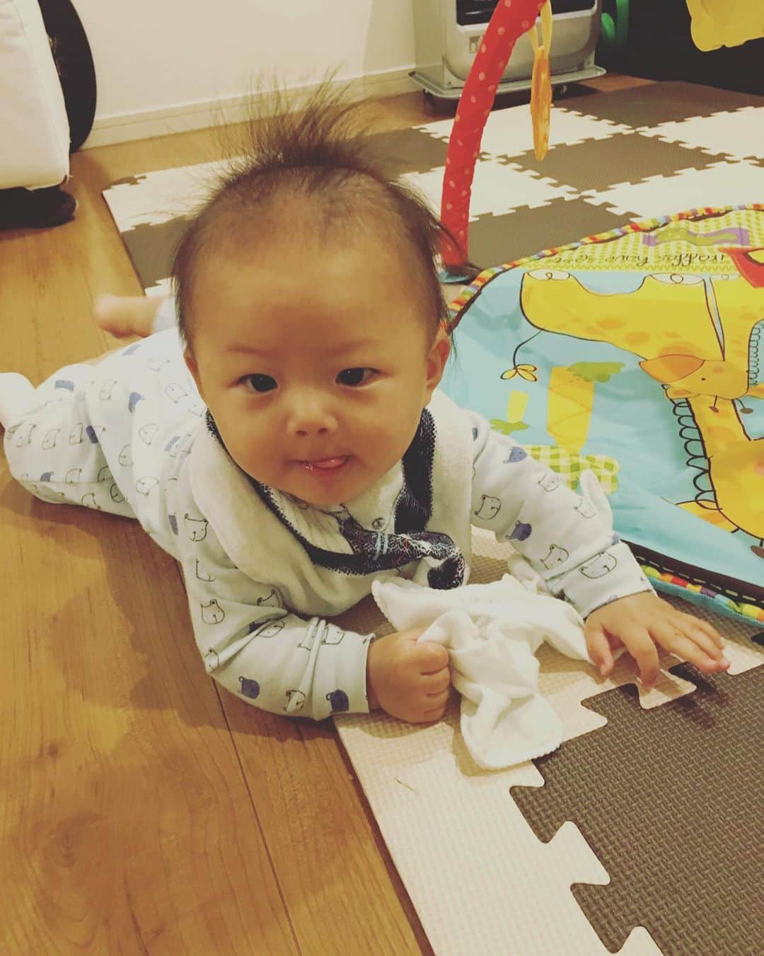 村主章枝さんのインスタグラム写真 - (村主章枝Instagram)「My nephew is growing fast😉 He learned stick his tongue out😝 Hair is always up😂😂😂 #nephew  #babyshot  #growingup」6月2日 3時59分 - fumie.suguri