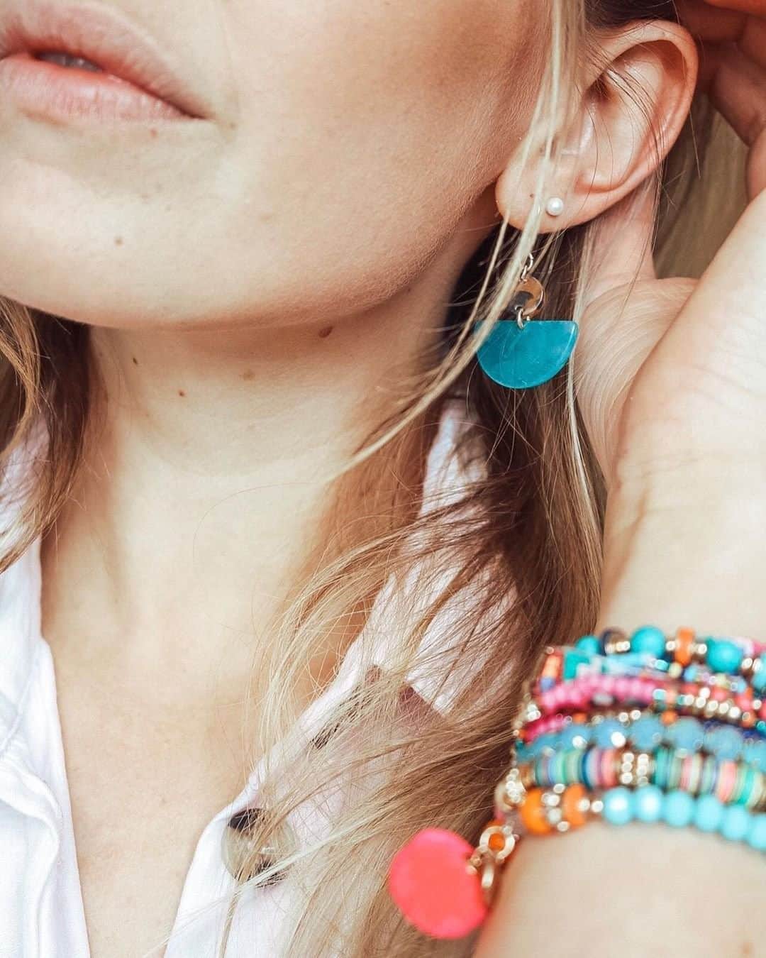 アクセサライズのインスタグラム：「This season we're stacking our beaded bracelets and jazzing up casual looks with pops of of colour like Accessorizer 📷 @ohhsorosie  Tap the link in the bio to shop now. #Accessorize #Accessorizer  #Accessorize」