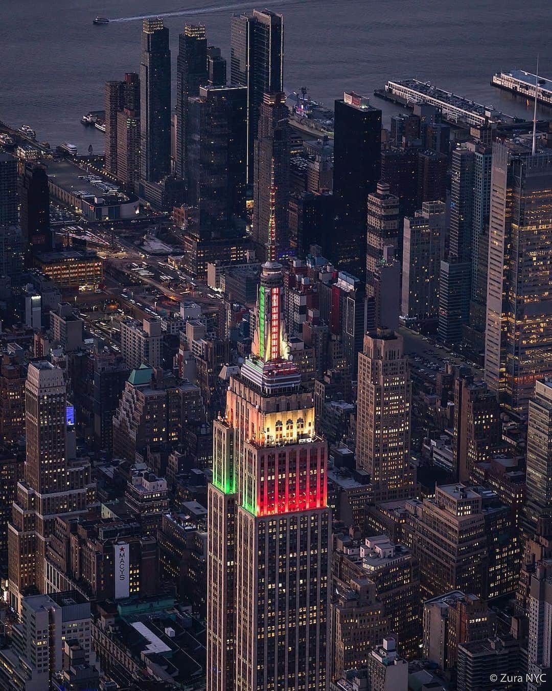 Empire State Buildingさんのインスタグラム写真 - (Empire State BuildingInstagram)「Swapping stars for skylines 😍 Tag someone who loves the city👇 📷: @zura.nyc」6月2日 4時01分 - empirestatebldg