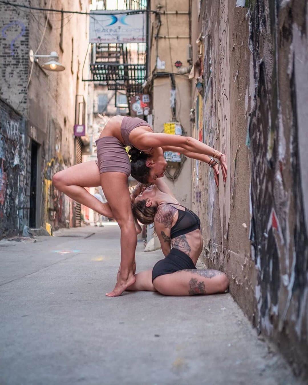 ALO Yogaさんのインスタグラム写真 - (ALO YogaInstagram)「There is an unspoken poetry hidden in the shapes of two souls colliding ✨  @eleonorazampatti inspires us with her friend @stephottoyoga in their Diamond Bras & Airbrush Shorts 💕🙏 #aloyoga #yoga」6月2日 4時02分 - aloyoga