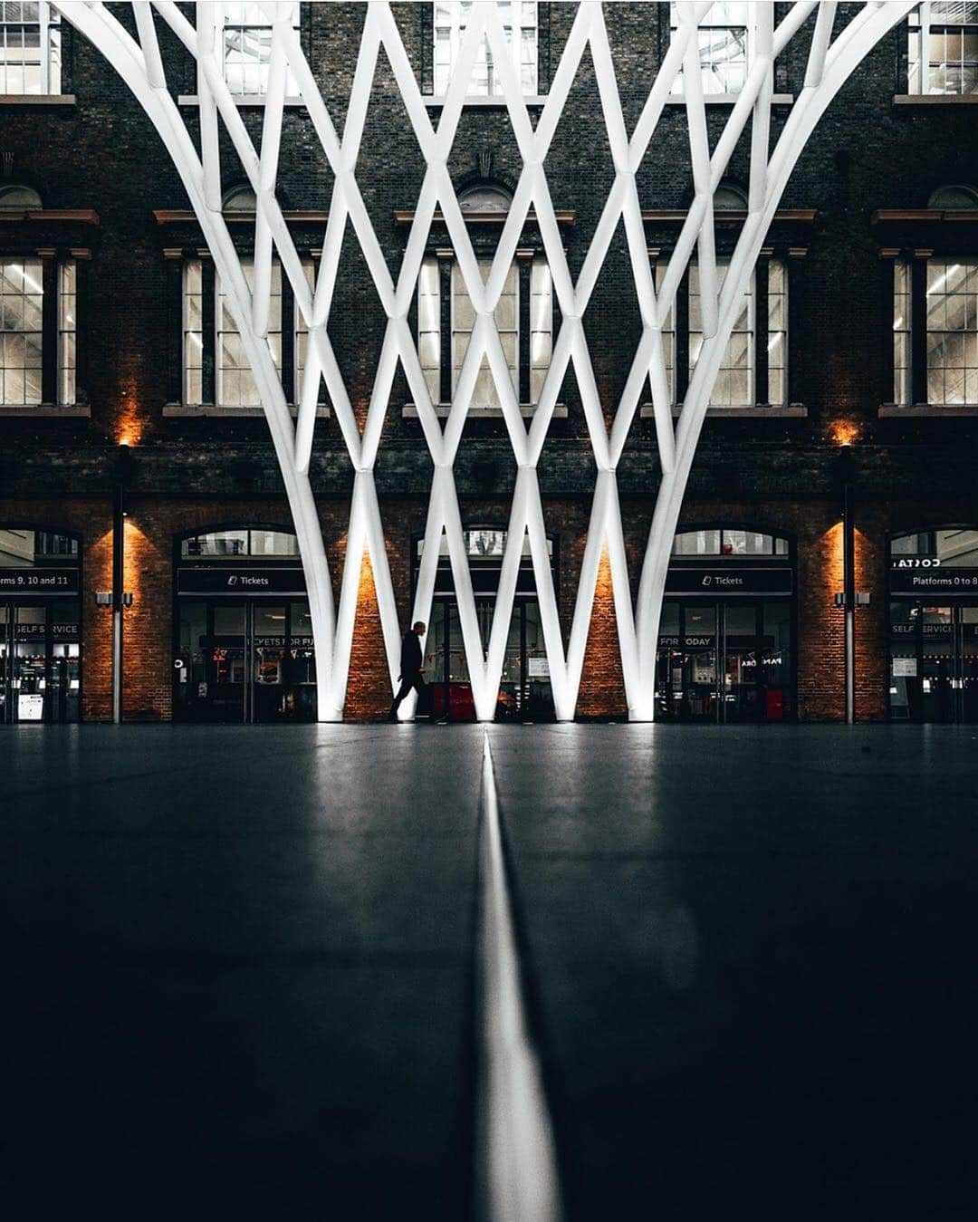 @LONDON | TAG #THISISLONDONさんのインスタグラム写真 - (@LONDON | TAG #THISISLONDONInstagram)「Patterns and geometry from @yosscinematic in #KingsCross station... ⏮⏭ // #thisislondon #london 🔥😍」6月2日 4時02分 - london