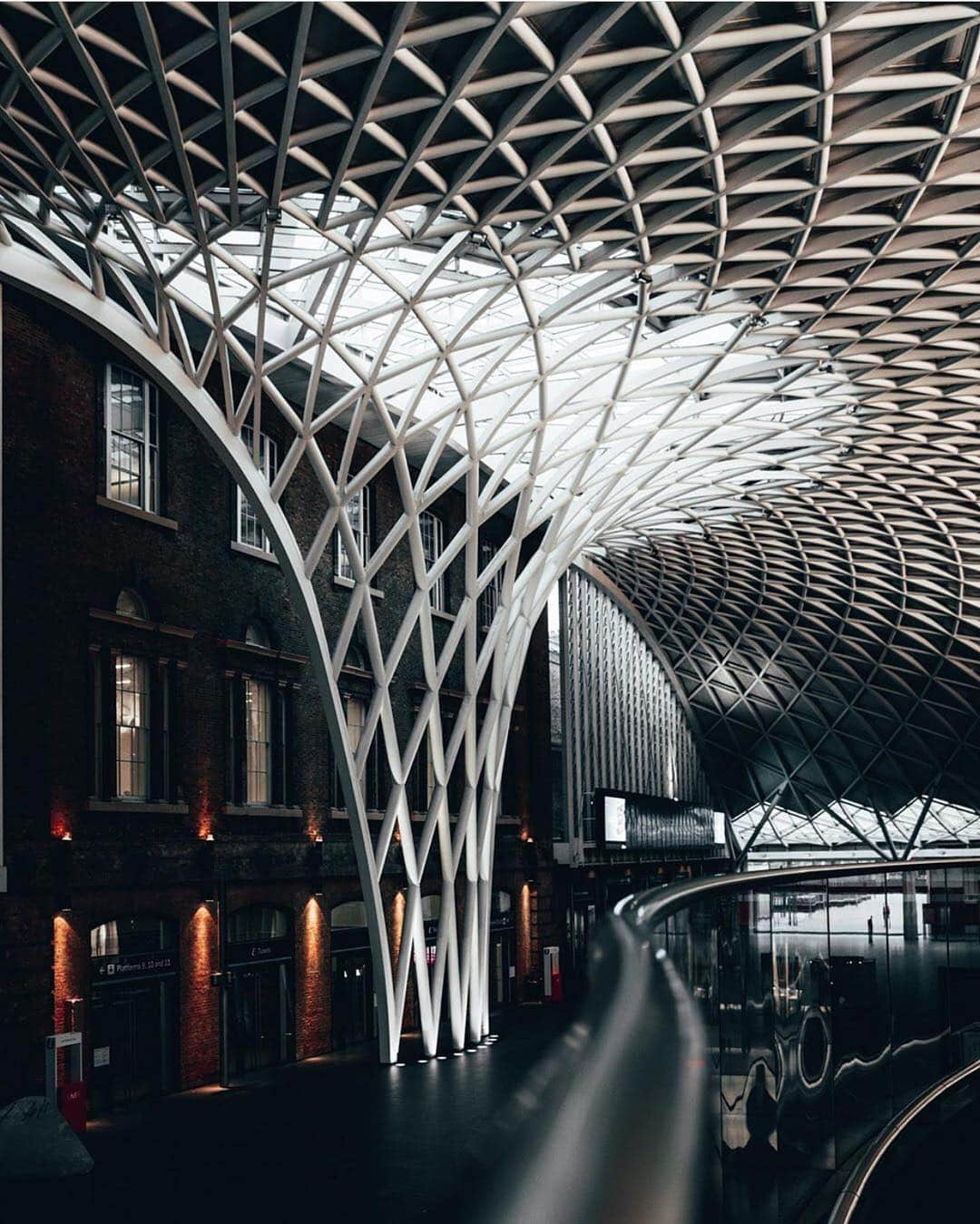 @LONDON | TAG #THISISLONDONさんのインスタグラム写真 - (@LONDON | TAG #THISISLONDONInstagram)「Patterns and geometry from @yosscinematic in #KingsCross station... ⏮⏭ // #thisislondon #london 🔥😍」6月2日 4時02分 - london