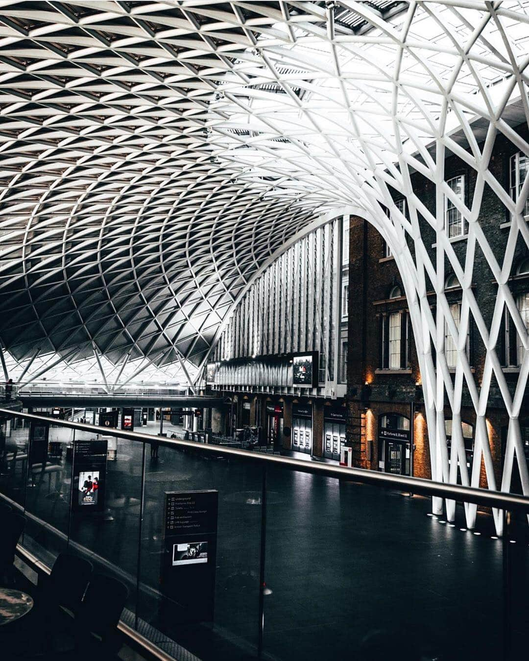 @LONDON | TAG #THISISLONDONさんのインスタグラム写真 - (@LONDON | TAG #THISISLONDONInstagram)「Patterns and geometry from @yosscinematic in #KingsCross station... ⏮⏭ // #thisislondon #london 🔥😍」6月2日 4時02分 - london