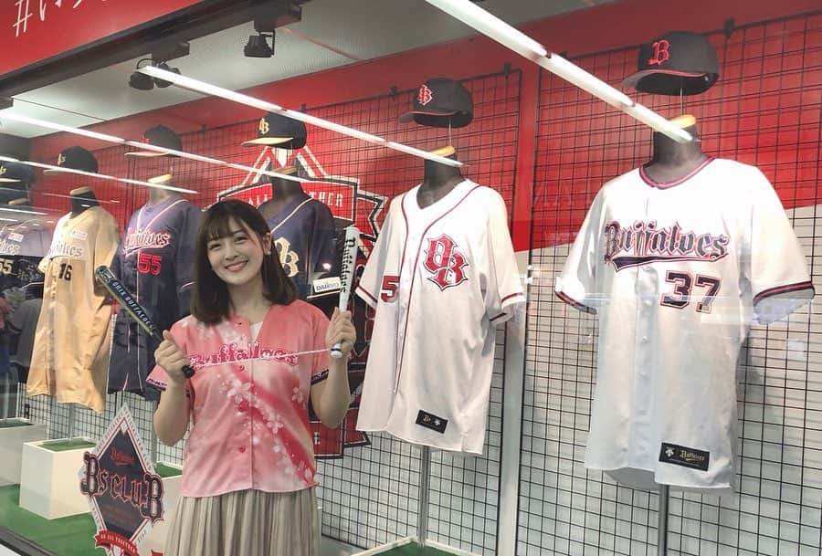中村秀香のインスタグラム：「#オリックスバファローズ の応援に行ってきました♬ .  #オリ姫デー だったので、女性のみ貰う事のできるサクラピンク色のユニフォームをゲット！(^o^) .  #すまたん スタッフの皆さんと行ってきました✨ .  #オリックスバファローズ #北海道日本ハムファイターズ  #京セラドーム」