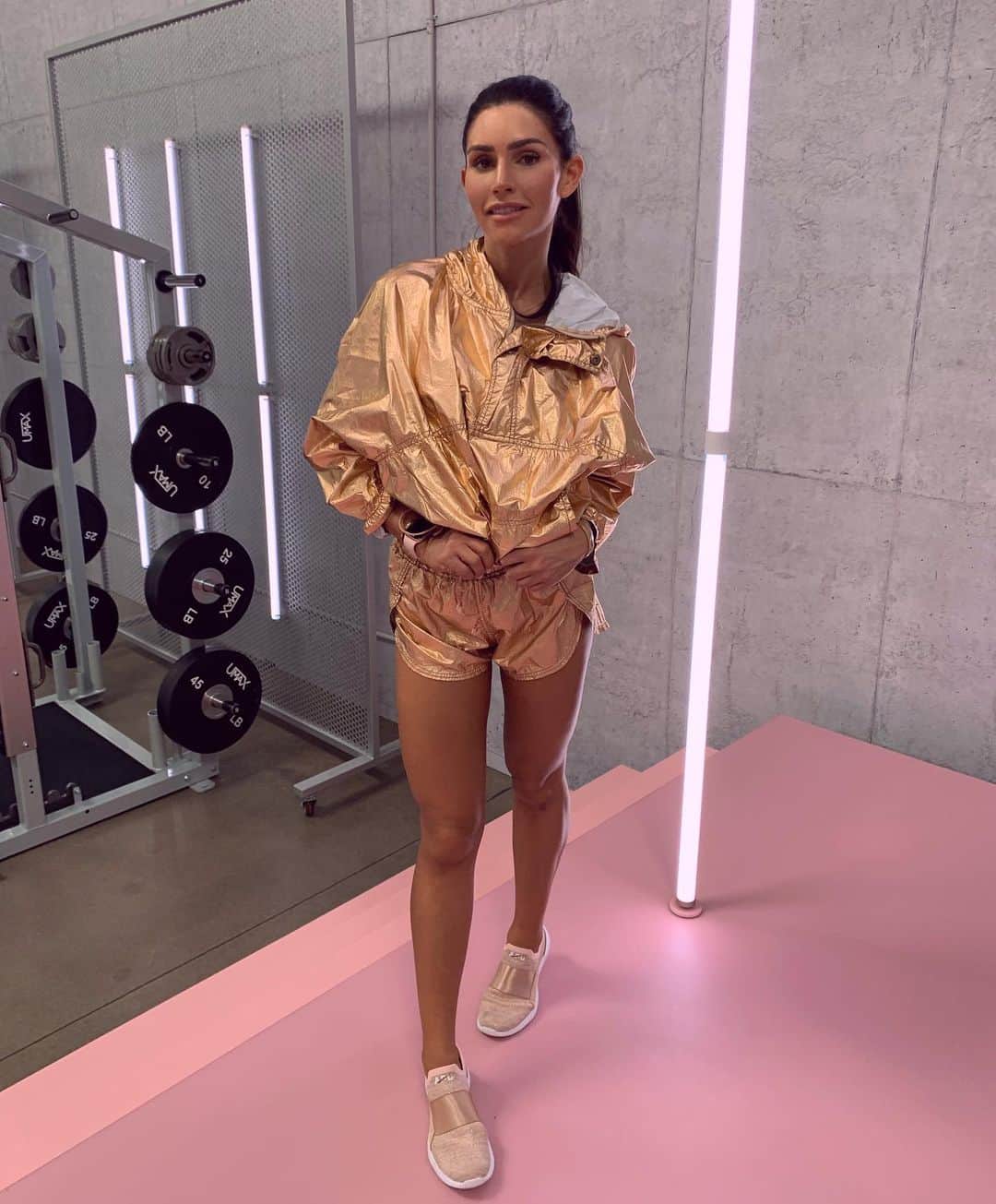 Alexia Clarkさんのインスタグラム写真 - (Alexia ClarkInstagram)「Taking votes! Who thinks I look like a baked potato 🥔 wrapped in foil or the definition of fashion?? 😂😂 😂😂 Outfit tagged!! . . www.alexia-clark.com  #alexiaclark #queenofworkouts #queenteam #queen2019 #fitness #gymoutfit #fitgirl #gold #pink #gymlooks #inspo #fitspo #fitforHisreason」6月2日 4時12分 - alexia_clark