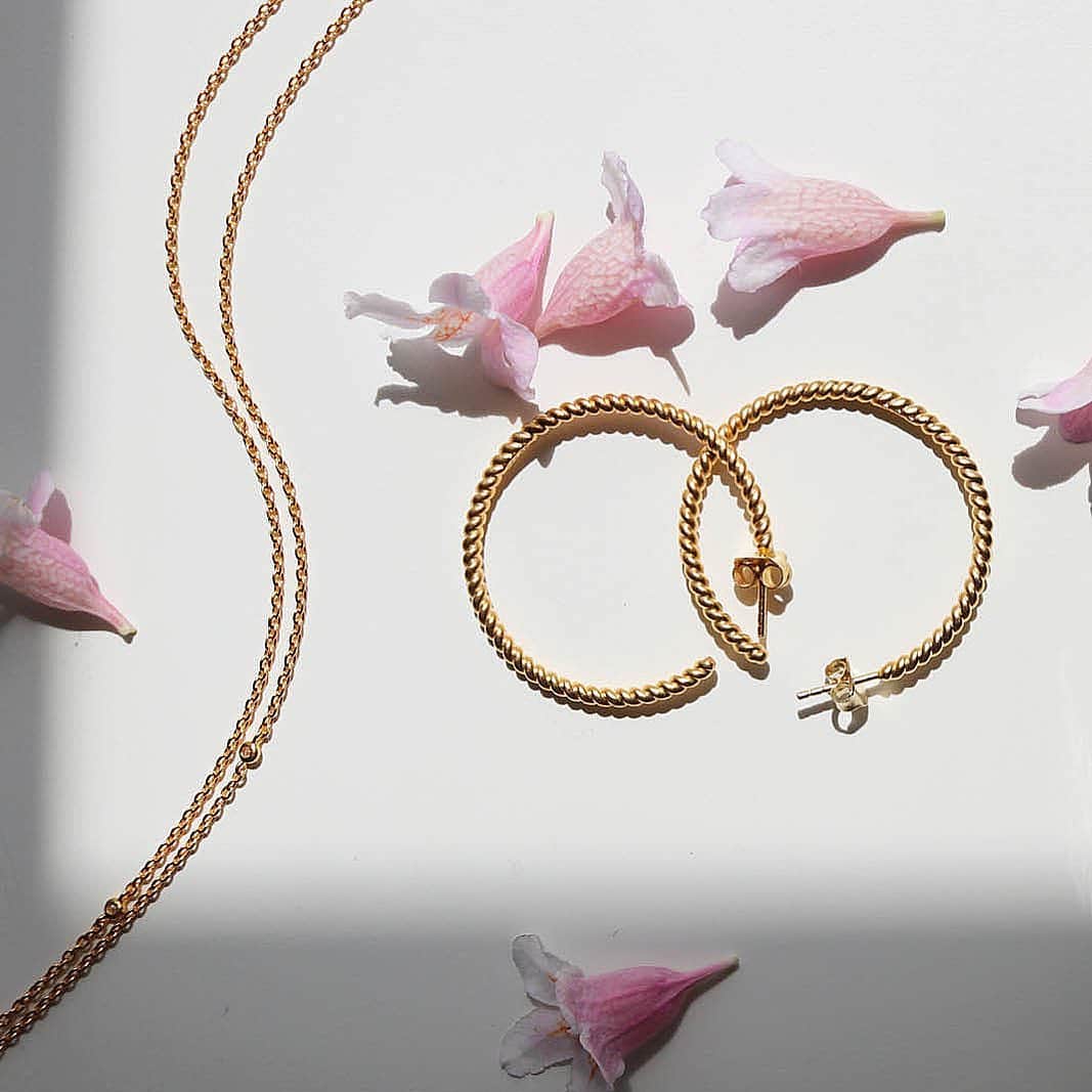 ジュリーサンドラゥさんのインスタグラム写真 - (ジュリーサンドラゥInstagram)「Classics ✨  Our 22 carat gold plated necklace and twisted earrings. . . . #juliesandlau #juliesandlaujewelry #jewelry #hoops #gold #necklace #twistedhoops #twist #chain」6月2日 4時07分 - juliesandlau