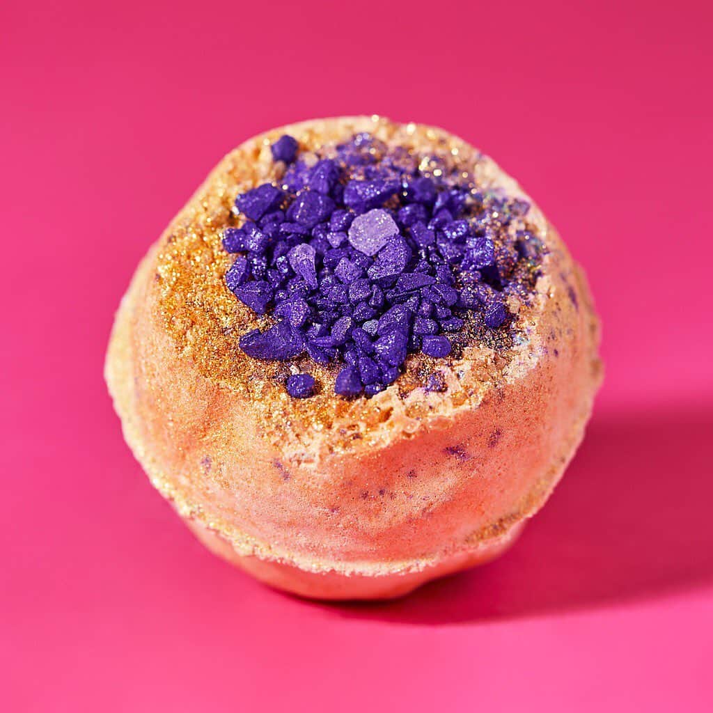 LUSH Cosmeticsさんのインスタグラム写真 - (LUSH CosmeticsInstagram)「Ready to have your world rocked? Geode Bath Bomb has mineral-rich salt to soothe and cleanse skin, crackling popping candy and a lavender scent. It's a sensory triple threat. 🛁」6月2日 4時08分 - lushcosmetics
