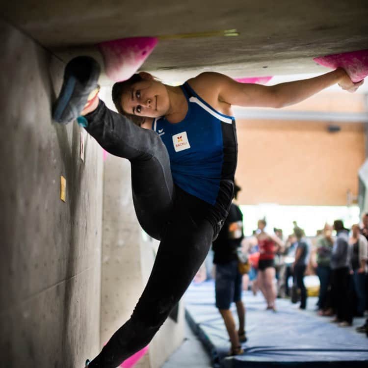 レベッカ・ストッツのインスタグラム：「Checking my footwork 🤔#swisschampionship 🥉  #boulderlife #lovemysport #competition #climbing #bouldering #tryhard #focus #iloveclimbing  @baechlibergsport  @blackdiamond  @scarpa_de  @b2_boulders_bar」