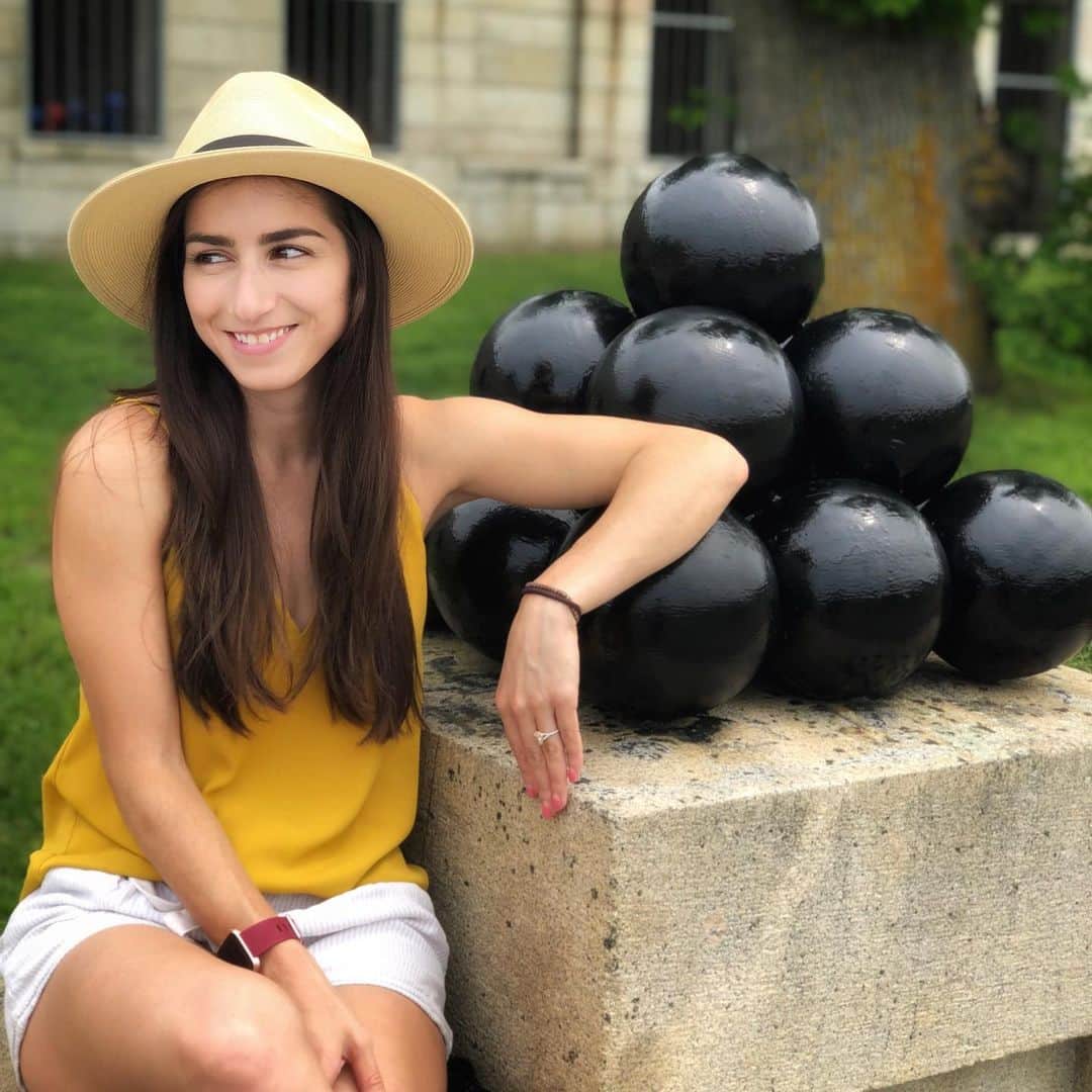 マリッサ・キャステリのインスタグラム：「Cheezin because I am so excited to run the Newport 10miler tomorrow! . . . . . . *#newengland #newport10miler #summer #fortadams #newport #ri #10miler #runningmotivation #running #bellevueave」