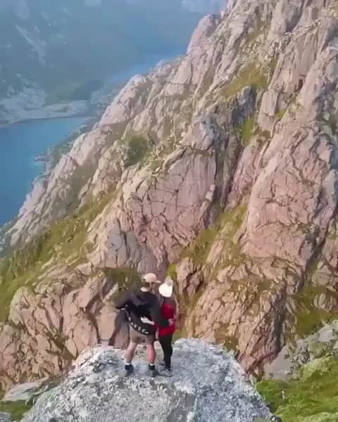 BeStylishのインスタグラム：「How cute is this proposal? Look at that view... 😍👀 _ _ #proposal #cute #goals #relationship #nature #hills #views」