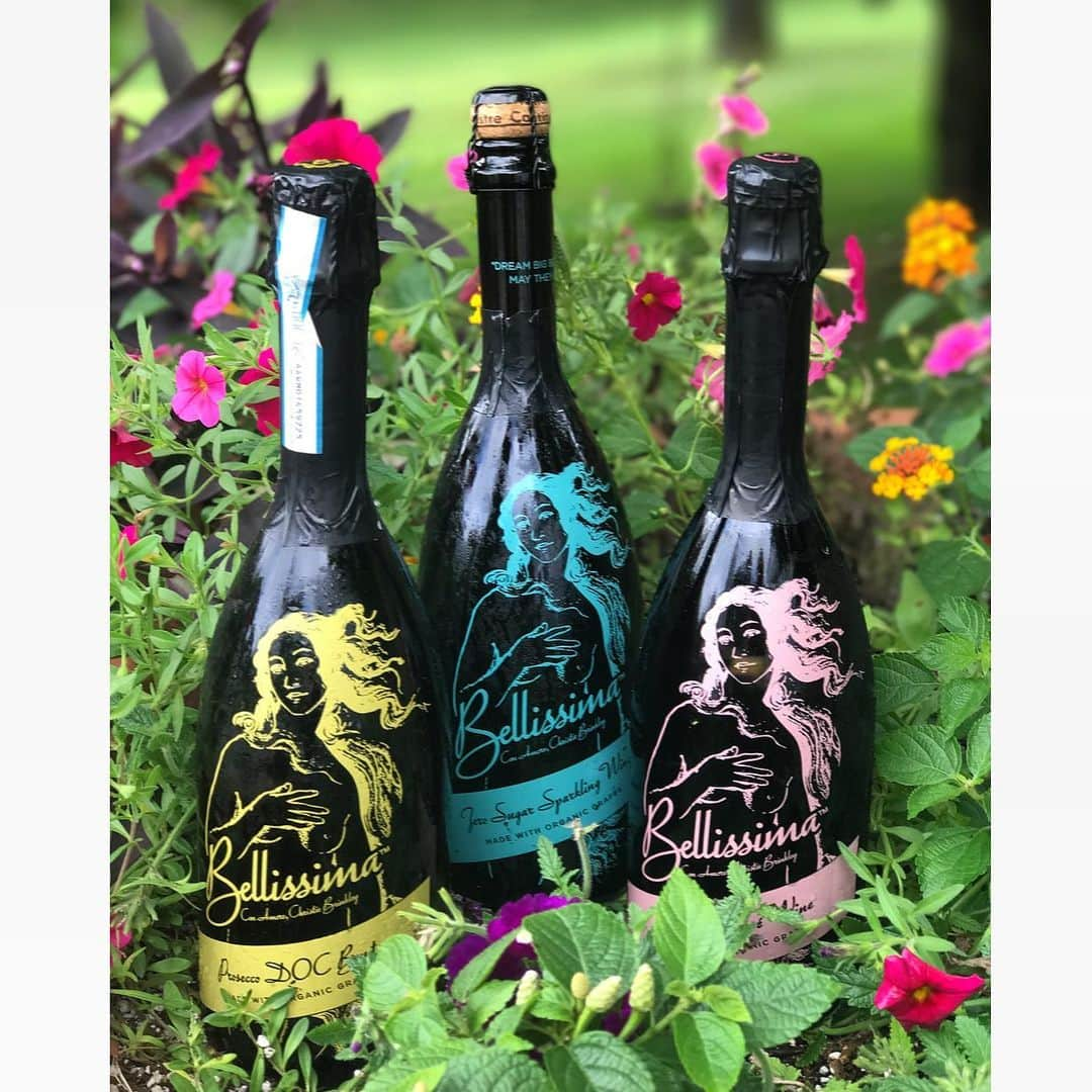 クリスティ・ブリンクリーさんのインスタグラム写真 - (クリスティ・ブリンクリーInstagram)「It will be Bellissima Time in a Prosecco! 🌸🌺🥂🍾🌼🌺 @bellissimaprosecco The blue one is  #zerosugarprosecco  all are #organic #vegan #glutenfree #allnatursl」6月2日 4時54分 - christiebrinkley