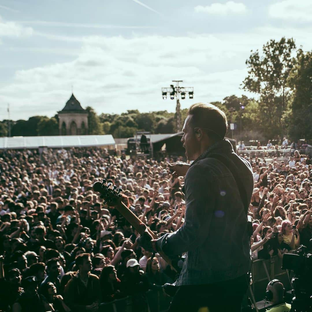 ニック・マーティンのインスタグラム：「Still got it. Much love to @bringmethehorizon & @allpointseastuk for having us ✌🏽 // 📸: @anabasismedia」