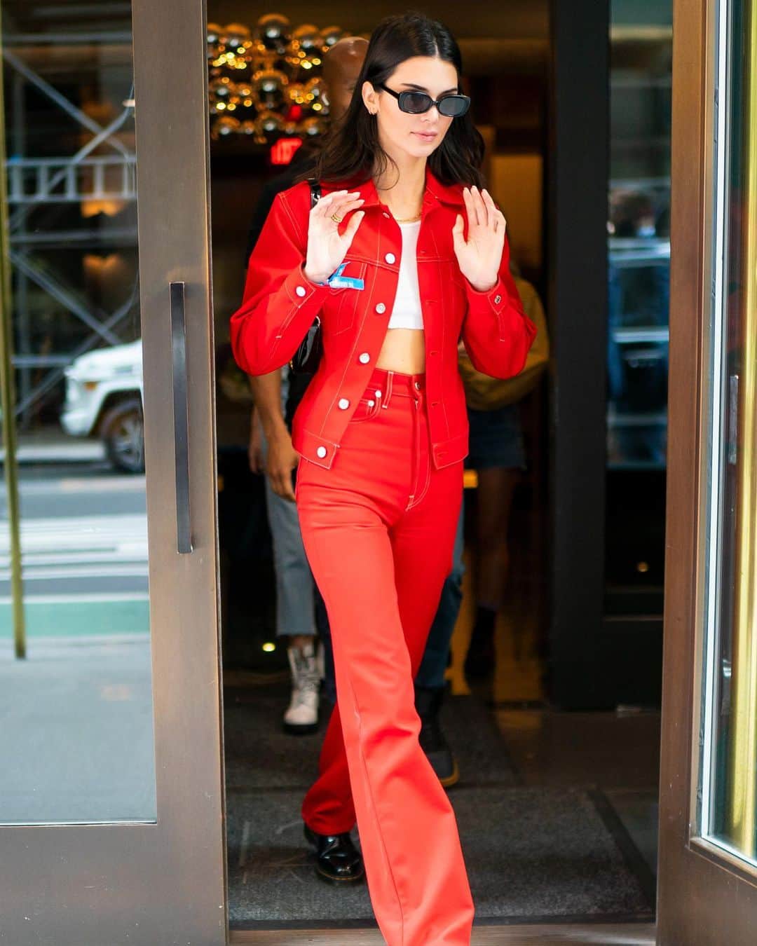 ELLE UKさんのインスタグラム写真 - (ELLE UKInstagram)「We’re not sure which we love more, @kendalljenner’s white runway @alexanderwangny look or her red off-duty outfit? ➡️」6月2日 5時08分 - elleuk