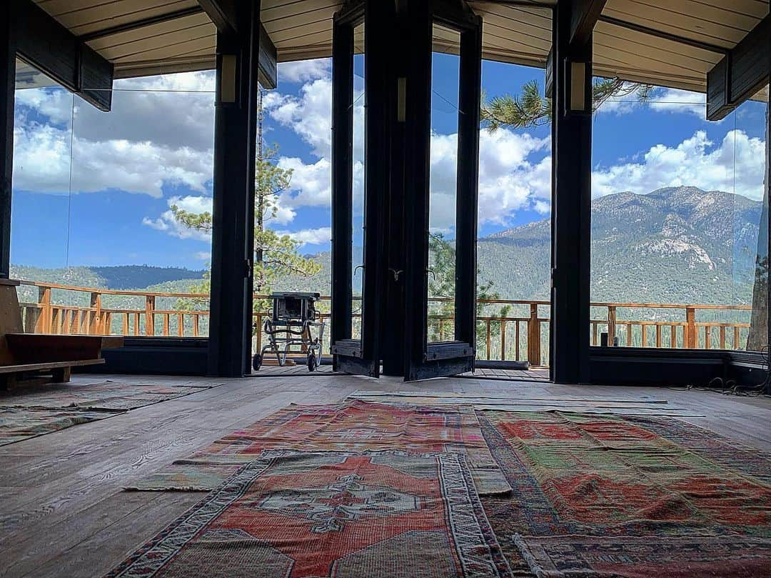 トム・デロングさんのインスタグラム写真 - (トム・デロングInstagram)「Moving into my treehouse today in #idyllwild CA - My grandfather built this house, and I am so happy to have acquired it. He actually signed the fireplace by chiseling his name into the concrete... I hope to have some good ol’ spaceship viewing from the deck-」6月2日 5時10分 - tomdelonge