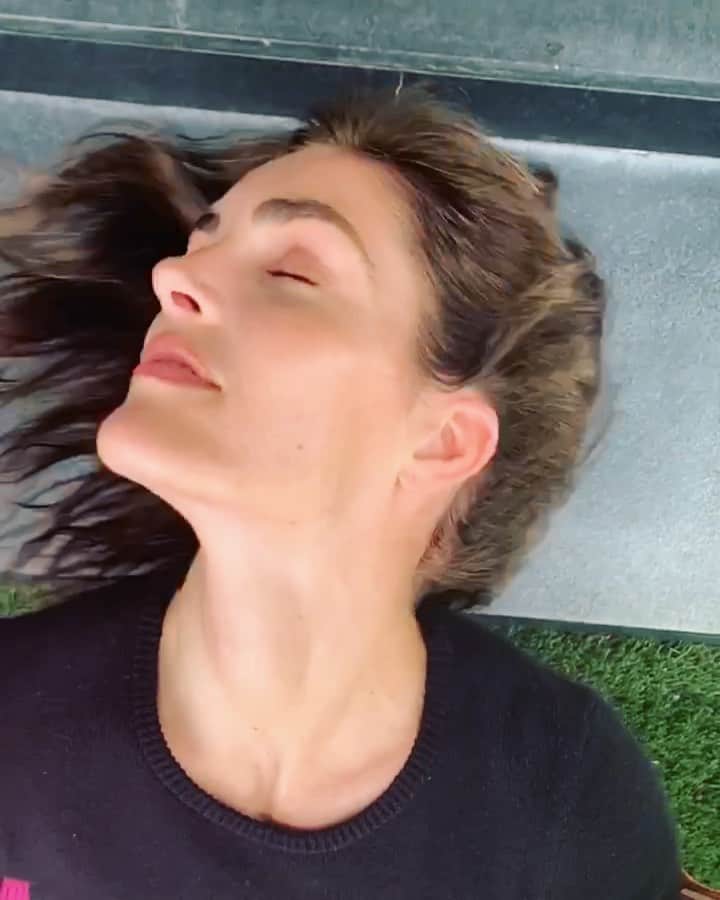 ヒラリー・ローダのインスタグラム：「#summermood June 1st 🐚🌈☀️🌴🍒🍹」