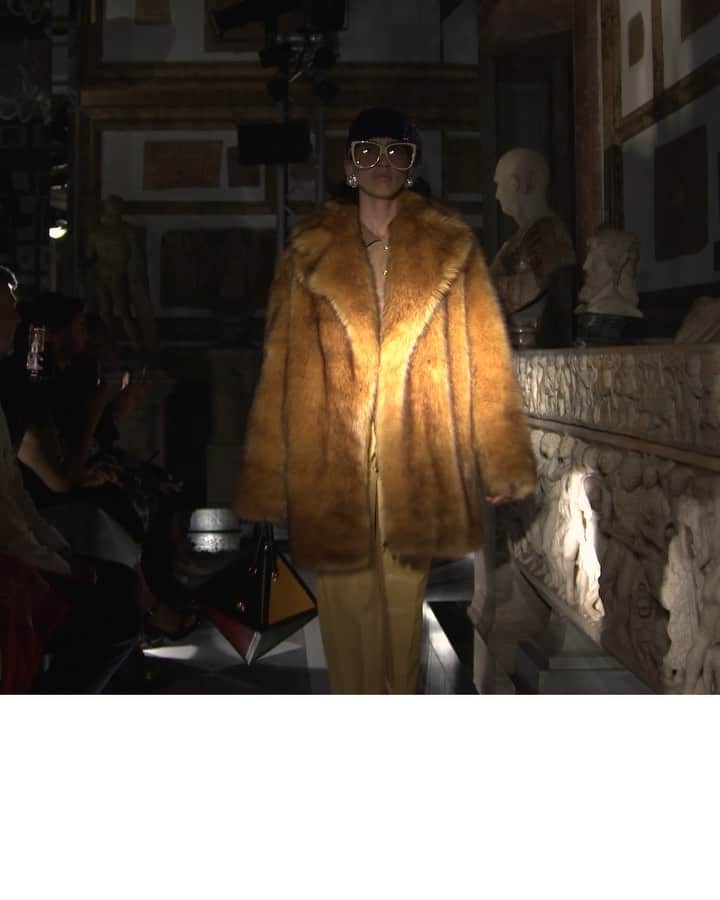 のインスタグラム：「Faux fur in a dark honey coat, over leather flared trousers, accessorized with an octahedron double-handle handbag for the #GucciCruise20 fashion show by @alessandro_michele. @museiincomuneroma #AlessandroMichele #MuseiCapitolini See a video of the collection through link in bio.」