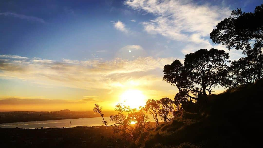 ファレ・シミタイトコさんのインスタグラム写真 - (ファレ・シミタイトコInstagram)「Back in NZ. My new recruits are starting to arrive. Had to start the morning with a stroll up to my energy spots Mangere Mountain  #MyMountain #FaleDojo」6月2日 5時33分 - toksfale