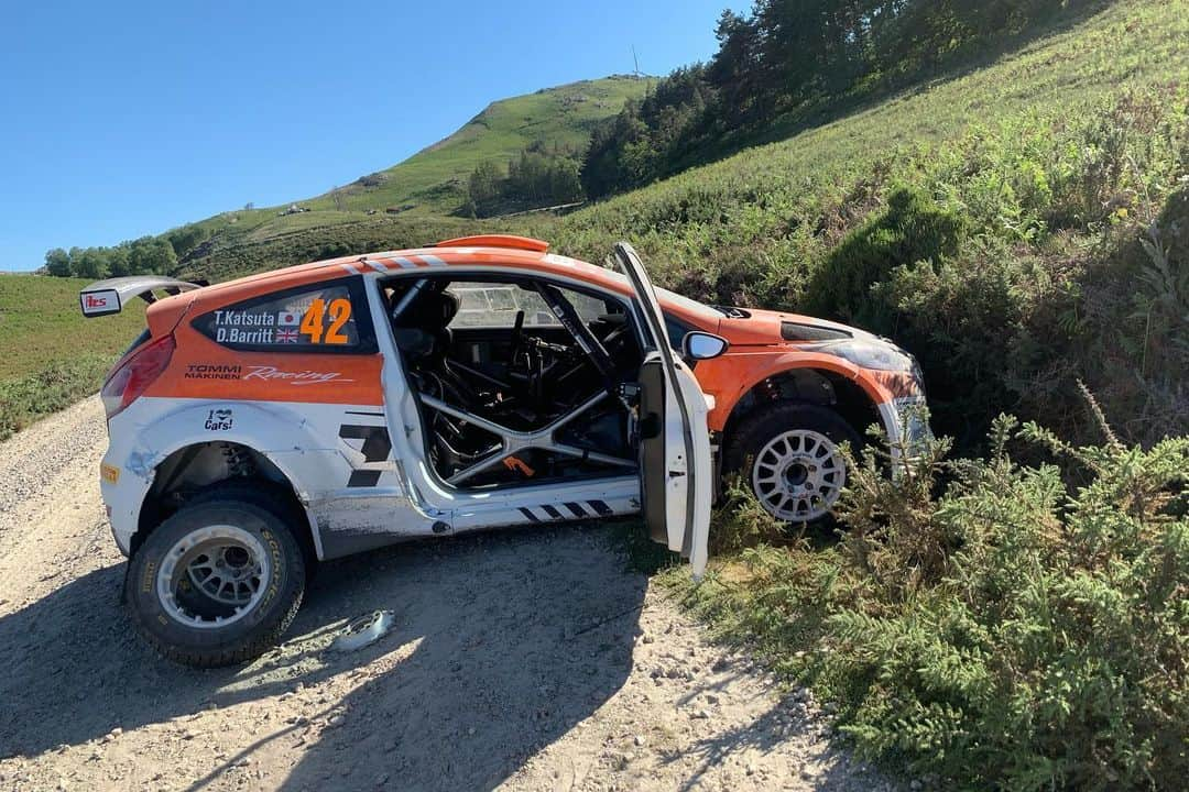 勝田貴元さんのインスタグラム写真 - (勝田貴元Instagram)「‪Sadly broken wheel spoke then stacked in SS11. Before we were fighting top in WRC2.‬ ‪Exactly same thing happened in Argentina.‬ Big disappointment. But I try to change my mind for tomorrow, get experiences for the future. ‪We’ll restart tomorrow. ‬ 📸 @timoanisphotography ‪WRC2トップ走行中にSS11の左コーナーで右フロントホイールのスポークが割れてアウト側にスタック。‬ ‪アルゼンチンと全く同じシチュエーション。‬ 悔し過ぎて言葉にならない。 幸いスタックした所に岩や木が無かったおかげで、車にダメージはなく、明日リスタートします。‬ 明日は切り替えてしっかり経験を積めるように走り切ります！ @mm.motorsport @danbarritt @officialwrc @rallyportugal」6月2日 5時37分 - takamotokatsuta