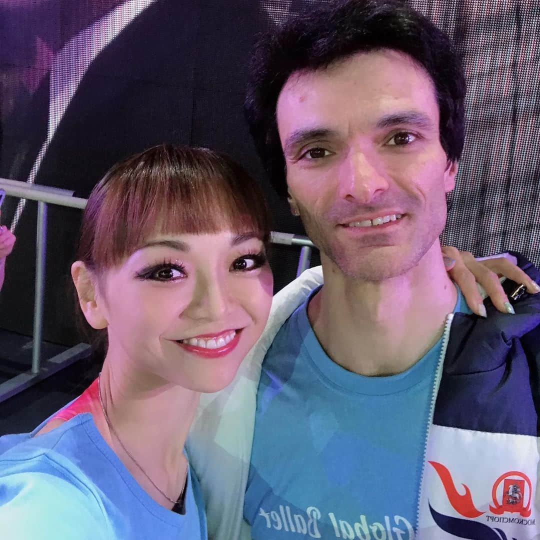 上野水香さんのインスタグラム写真 - (上野水香Instagram)「今日のアルバム😊 #globalballetholidays という盛大な#モスクワ でのイベント。 ゲストダンサーは、ワガノワバレエ学校の生徒とともに舞台上で#ニコライツィスカリーゼ さんによるクラスレッスンを受けます。 その後、作品をゲストたちがシェアしながら踊りました。 #眠れる森の美女 のオーロラは大好きな踊りです。少しだけど踊れて嬉しかった😊 たった一日の豪華な顔合わせによるイベント。 素敵な経験に感謝です💗 環境、人々、踊り、、、たくさんの素晴らしい芸術のエキスを吸収できました。 朝の9時から13時まで舞台リハーサルをし、開演は19時。 濃厚な１日でした。笑 明日は帰国の途につきます✈️ #grateful for fantastic experience in #moscow  Had a lot of fun 😊」6月2日 5時41分 - mizukaueno