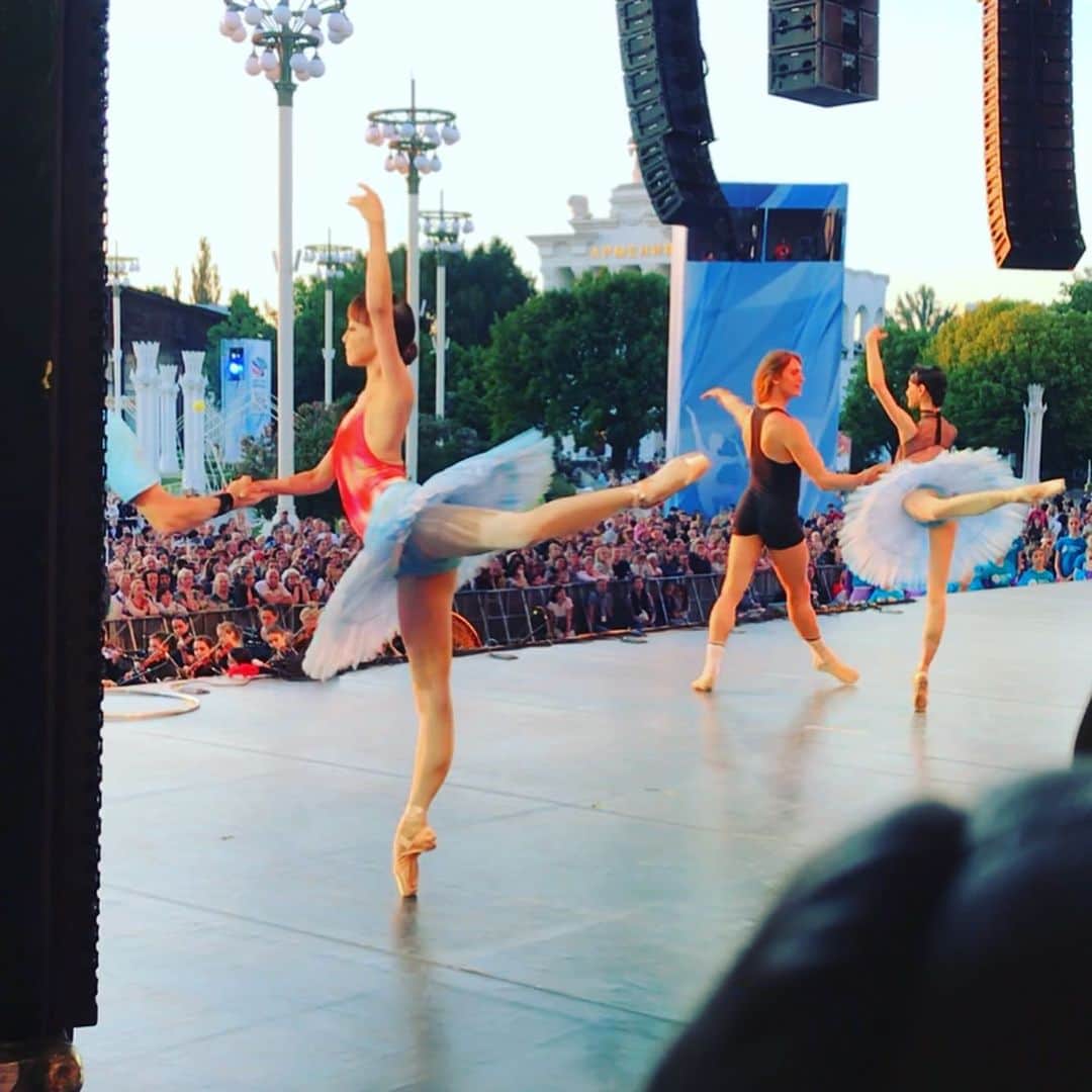 上野水香さんのインスタグラム写真 - (上野水香Instagram)「今日のアルバム😊 #globalballetholidays という盛大な#モスクワ でのイベント。 ゲストダンサーは、ワガノワバレエ学校の生徒とともに舞台上で#ニコライツィスカリーゼ さんによるクラスレッスンを受けます。 その後、作品をゲストたちがシェアしながら踊りました。 #眠れる森の美女 のオーロラは大好きな踊りです。少しだけど踊れて嬉しかった😊 たった一日の豪華な顔合わせによるイベント。 素敵な経験に感謝です💗 環境、人々、踊り、、、たくさんの素晴らしい芸術のエキスを吸収できました。 朝の9時から13時まで舞台リハーサルをし、開演は19時。 濃厚な１日でした。笑 明日は帰国の途につきます✈️ #grateful for fantastic experience in #moscow  Had a lot of fun 😊」6月2日 5時41分 - mizukaueno