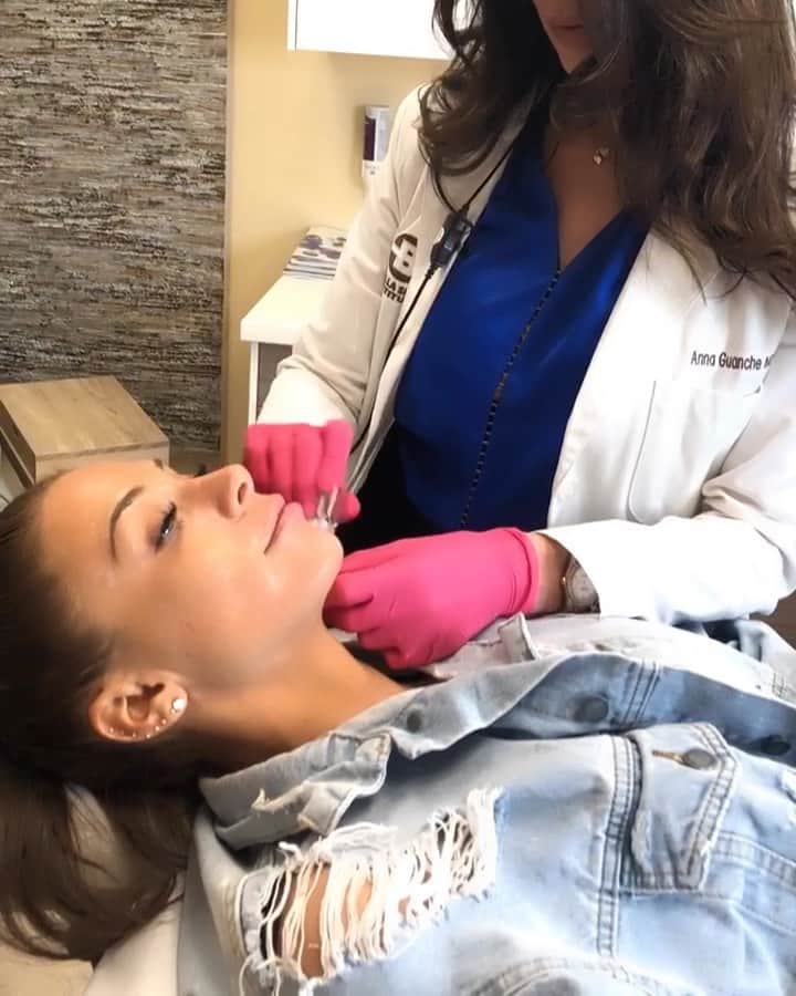 マンディー・ジルーのインスタグラム：「I’m obsessed with the Bella Microgold treatment. It’s the perfect treatment to make your skin smooth & ready to go. Thank you @annaguanchemd @bellaskininstitute! 💖 #bellamicrogold #drbeauty #bellaskininstitute #drannaguanche」