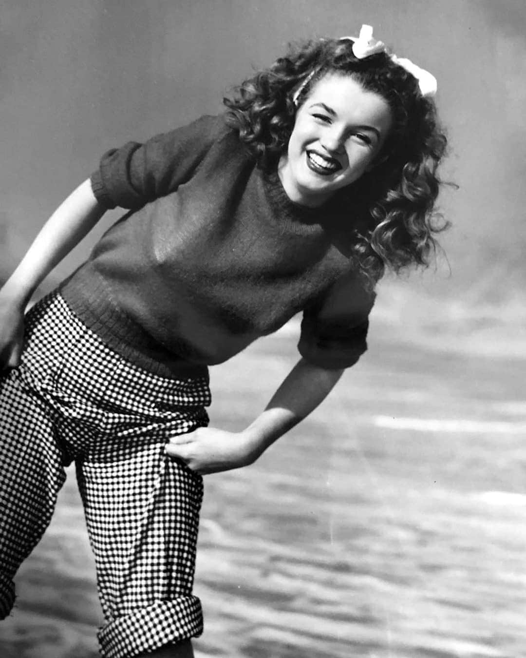 シャニン・ソサモンのインスタグラム：「Happy Birthday Norma Jeane :] Hopefully this message finds you relaxing💜 P.s. we could really use your help down here, just a sparkle or two! 🌌🎉🌌 P.s.s Oops sorry for forgetting the e in Jeane! fixed it. it just looks so right the other way too! oh my goodness I'm not doing myself any favors right now am i?」