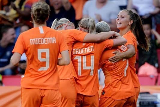ジャッキー・グローネンのインスタグラム：「Bedankt voor de mooie uitzwaai 🧡 @oranjeleeuwinnen #onzejacht」