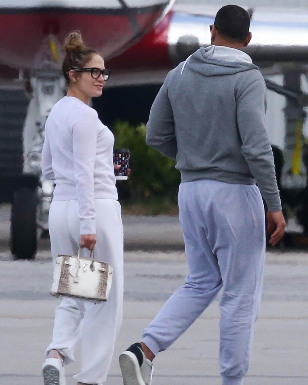 Just Jaredさんのインスタグラム写真 - (Just JaredInstagram)「@jlo and @arod share a kiss at the airport before getting on separate private jets.  #JenniferLopez #AlexRodriguez Photos: Backgrid」6月2日 6時04分 - justjared