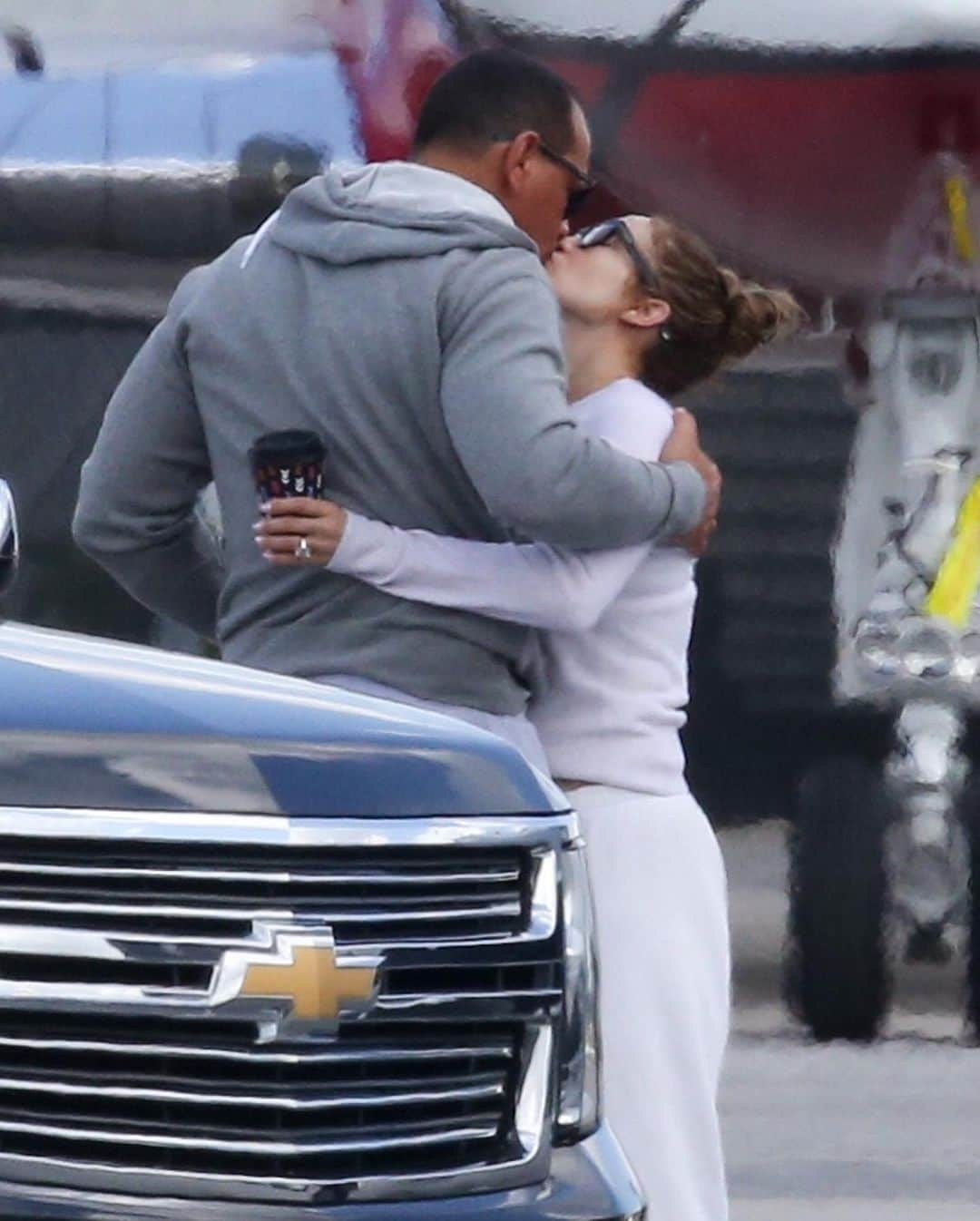 Just Jaredさんのインスタグラム写真 - (Just JaredInstagram)「@jlo and @arod share a kiss at the airport before getting on separate private jets.  #JenniferLopez #AlexRodriguez Photos: Backgrid」6月2日 6時04分 - justjared