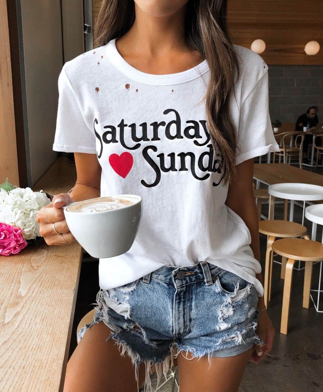 のインスタグラム：「ready for the weekend!❤️☕️ #chaserbrand @danielleebrownn」