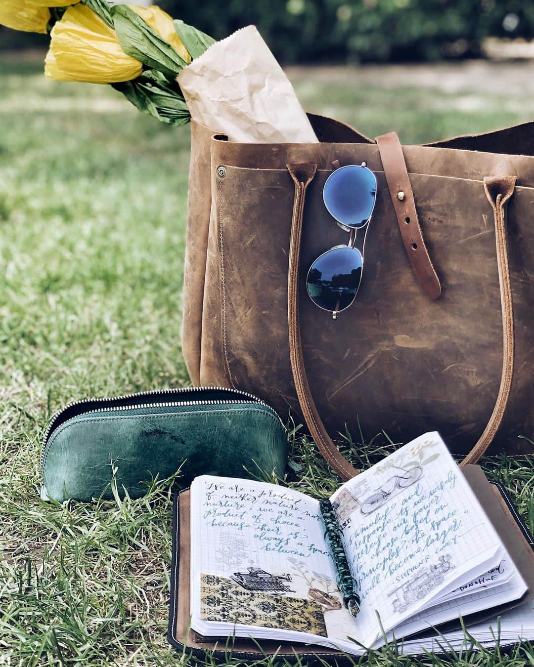 Catharine Mi-Sookさんのインスタグラム写真 - (Catharine Mi-SookInstagram)「Farmer’s market, homemade ice cream, crafty paper flowers and a stack of used books. Not too shabby indeed. Now it’s time for pie making, one of my favorite warm weather pastimes. I just love the aroma as it’s baking too. There’s something nostalgic about it that brings that childhood magic of summertime for me. Well that, and lightening bugs. It’s the little things, ya know. 🥧✨ . . . . The perfect weekend/farmer’s market/day trip/everything bag: Marfa Tote by @woodandfaulk. Thaden Aviator sunglasses @randolph.usa. Forest Green Pencil Case @galen_leather. Model 46 fountain pen & VN @franklinchristoph. . . . . #saturdaymood #aquietstyle #woodandfaulk #leathertote #whatsinmybag #myrandolphs #aviatorsunglasses #franklinchristoph #vagabondnotebook #fountainpens #scrapbooking #loveforanalogue #galenleather #thedailywriting #abmhappylife #farmersmarket #stationery #stationerylove #dailyjournal #creativespace #creativejournal #petalsandprops #smallbusinesssaturday #abmlife」6月2日 6時07分 - catharinemisook